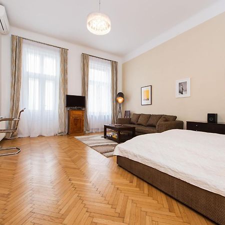 Rosa Linde - Comfort Rooms Wien Rum bild